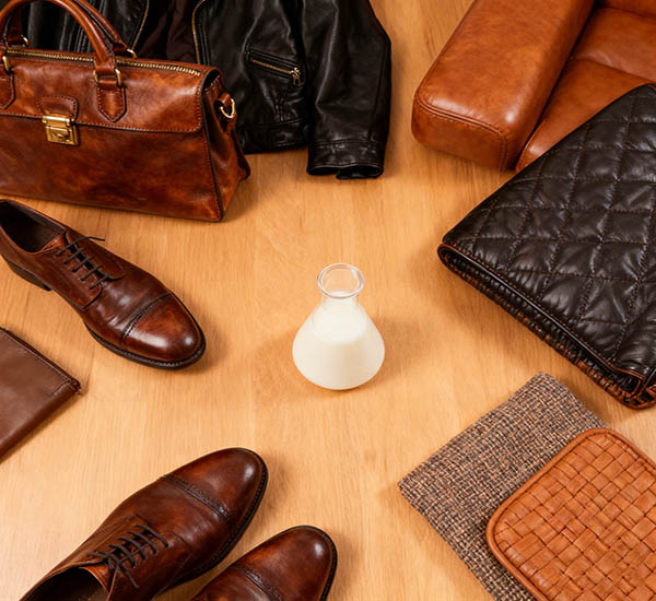 Dispersion aqueuse de polycarbonate et de polyuréthane pour le revêtement de surfaces en cuir et en textile